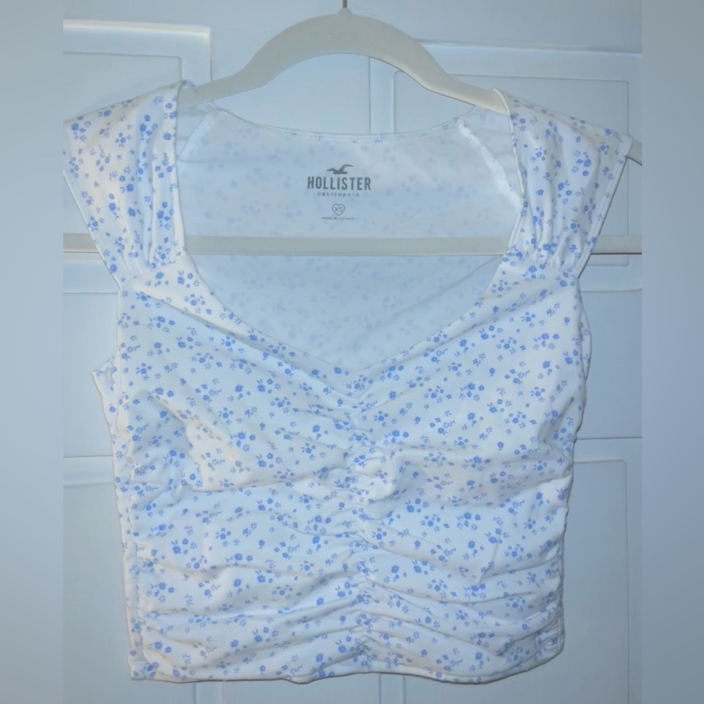 Women’s blue and white floral short sleeve top. Hollister. Size XS.